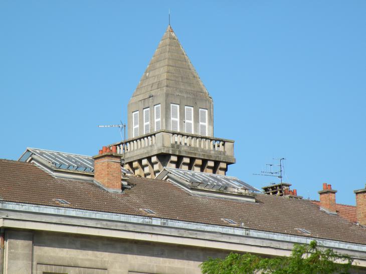 tour surplombant un immeuble